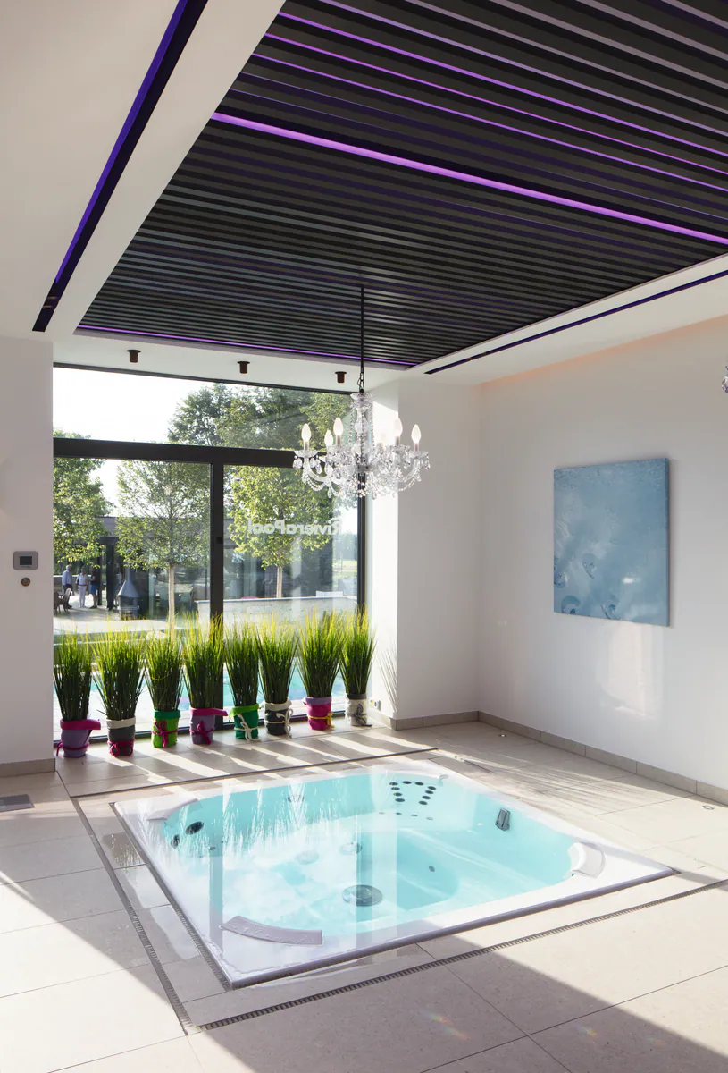 Moderner Pool